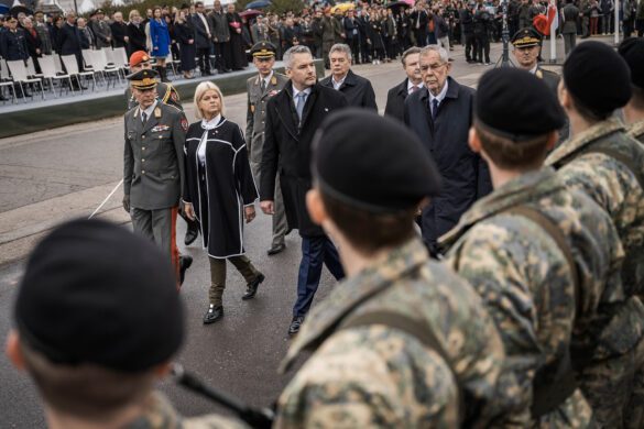 Die Bundesregierung schreitet die Front ab © Bundesheer