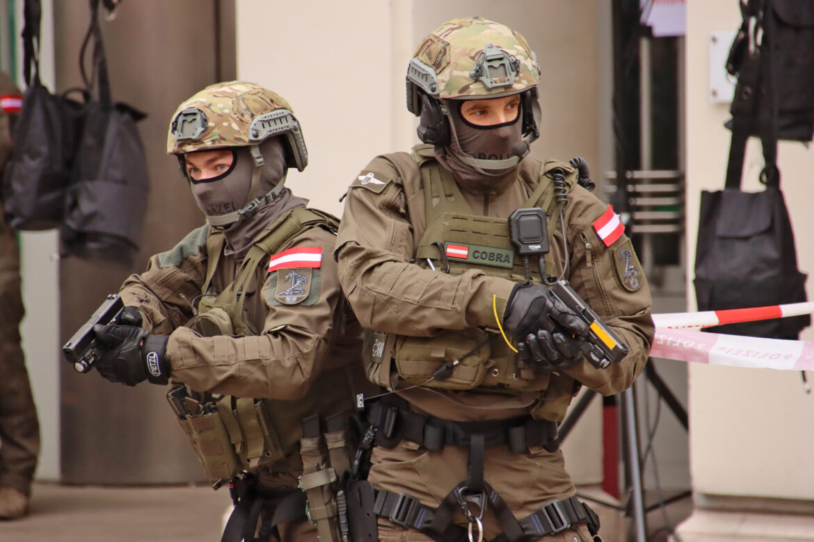 Einsatzkommando Cobra am Minoritenplatz © Doppeladler.com