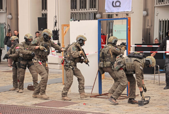 Zugriff durch das Einsatzkommando Cobra © Doppeladler.com