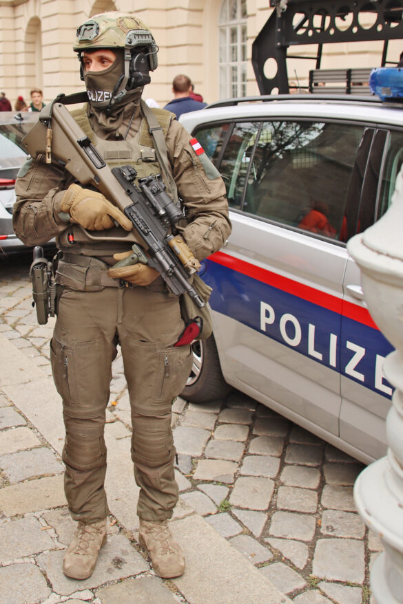 Cobra Beamter mit StG77A3 COBRA im Kaliber .300 Blackout © Doppeladler.com