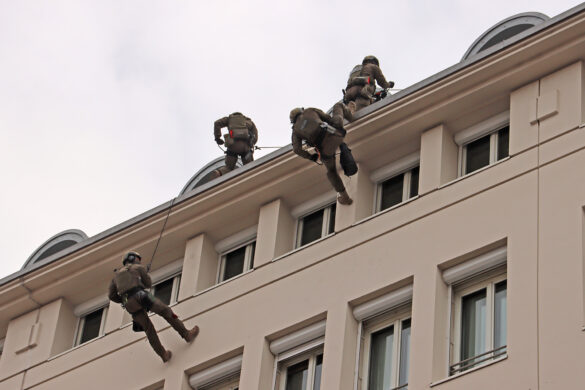 Annäherung der Cobra über das Dach des BMI © Doppeladler.com
