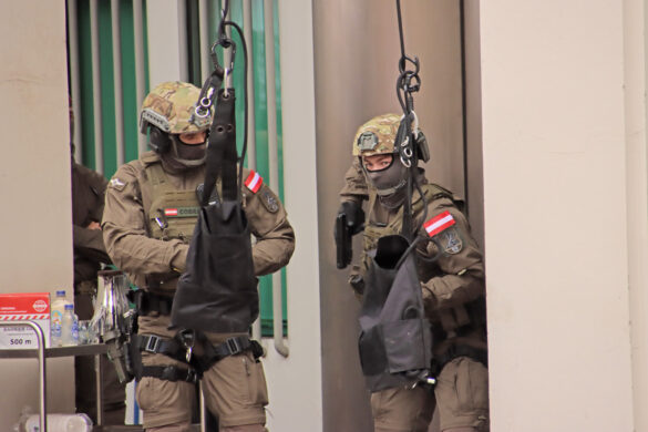 Unten angekommen übernehmen die Kletterer die Sicherung © Doppeladler.com