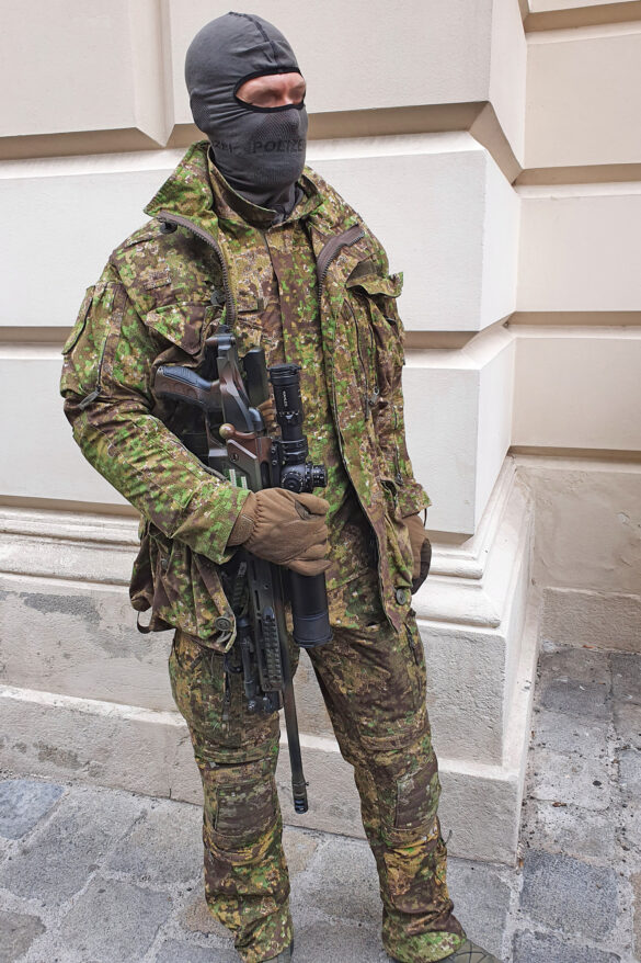Scharfschütze der Cobra mit STEYR SSG 08 mit Klappschaft © Doppeladler.com