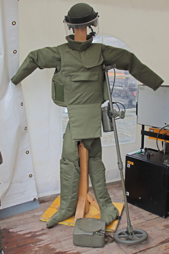 Bombenschutzanzug leicht für Kampfmittelbeseitiger © Doppeladler.com