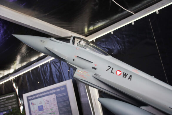 Modell des Eurofighter Typhoon 7L-WA im Zelt der Luftraumüberwachung © Doppeladler.com