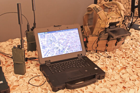 L3Harris RF-7800S SPR (Secure Personal Radio), gehärteter DELL Latitude Rugged Laptop, GETAC MX50 Android Handheld © Doppeladler.com