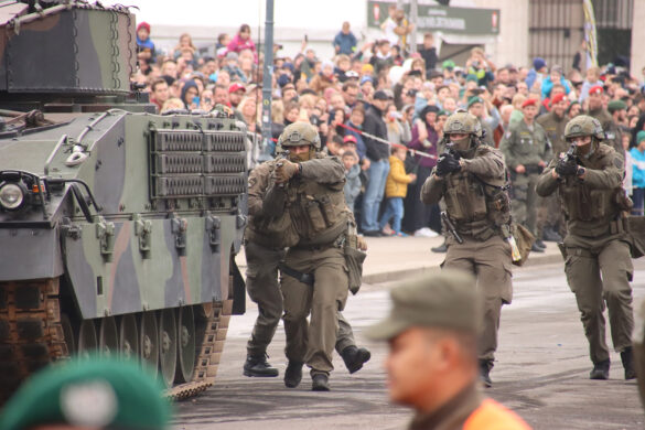 Panzergrenadiere des PzGrenB35 rücken vor © Doppeladler.com