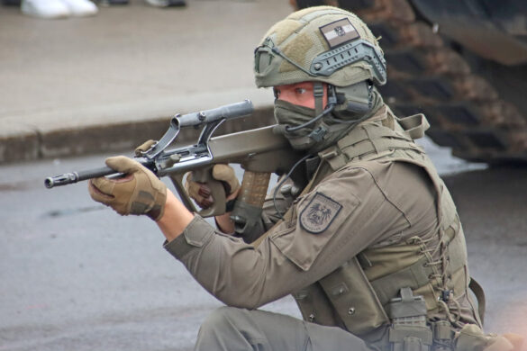 Beim Helm handelt es sich um den Sentry XP Mid Cut Helmet von Ops-Core Inc. © Doppeladler.com