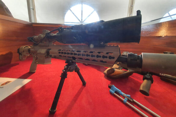 HK 417 P (Ö) mit Kahles K624i Zielfernrohr und Restlichtnachtsicht-Vorsatzgerät (RLN-VG) Safran Vectronix NiteSpotMR © Doppeladler.com
