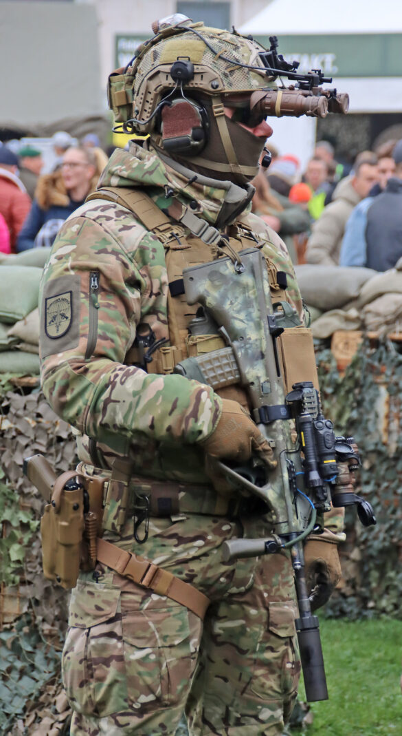 Soldat des Jagdkommandos mit StG-77 A2 Kommando © Doppeladler.com