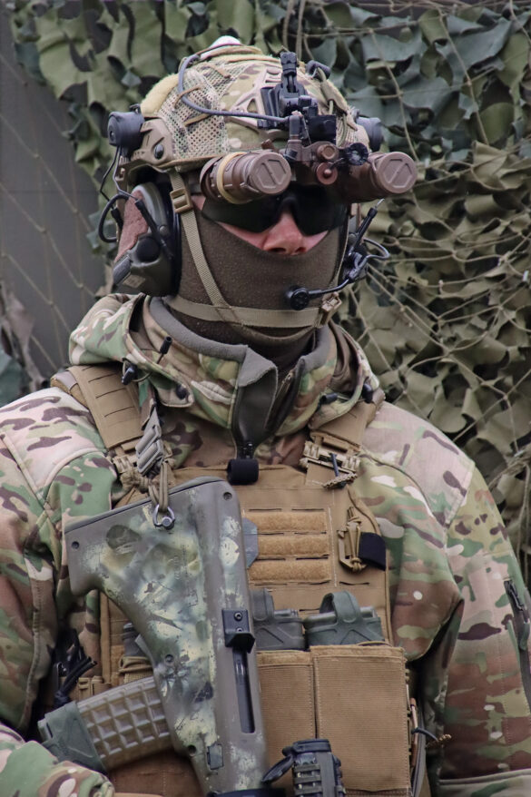 Jagdkommando-Soldat mit Nachtsichtbrille NYX © Doppeladler.com