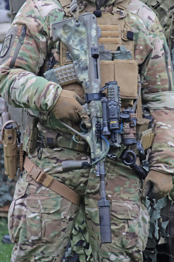 5,56 mm Sturmgewehr StG-77 A2 Kommando mit Rotpunktvisier und taktischen Laser-Licht Modul “Vario Ray” © Doppeladler.com