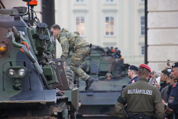 Die Panzerfahrzeuge quetschen sich durch das enge Äußere Burgtor © Doppeladler.com