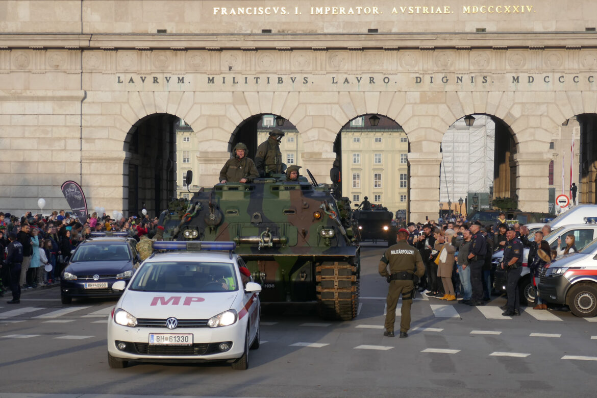 Panzerfahrzeuge am Äußeren Burgtor der Wiener Hofburg © Doppeladler.com