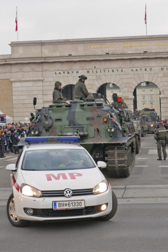 Die Panzerfahrzeuge rücken ab © Doppeladler.com