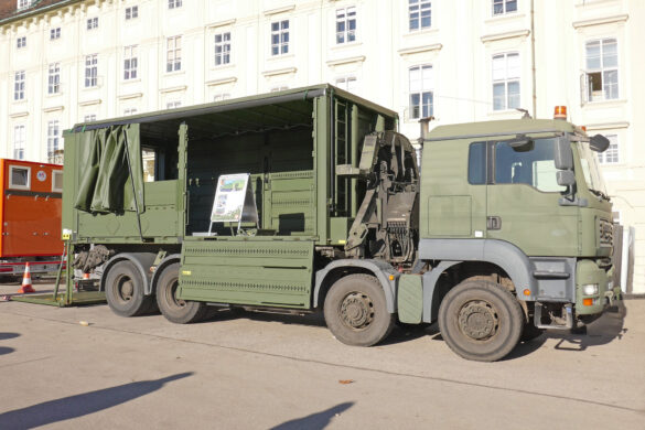 Hakenladesystem MAN 38.440 8x6 mit EMPL Flat Rack mit Schiebeverdeck © Doppeladler.com