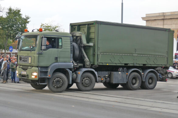 Hakenladesystem MAN 38.440 8x6 mit EMPL Flat Rack mit Schiebeverdeck © Doppeladler.com
