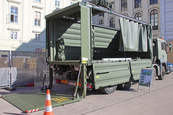 Hakenladesystem MAN 38.440 8x6 mit EMPL Flat Rack mit Schiebeverdeck © Doppeladler.com
