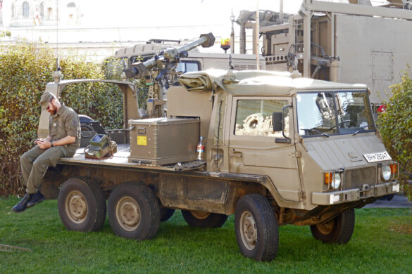 Pinzgauer 712 6x6 als Trägerfahrzeug für die leichte Fliegerabwehrlenkwaffe Mistral 2 © Doppeladler.com