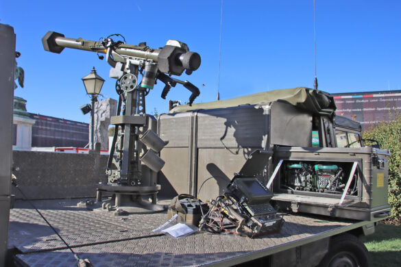 Pinzgauer 712 6x6 als Trägerfahrzeug für die leichte Fliegerabwehrlenkwaffe Mistral 2 © Doppeladler.com