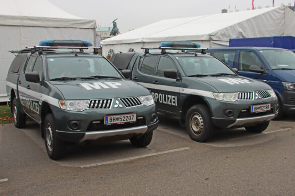 Militärpolizei: Zwei Mitsubishi L-200 DK DI-D 2,5 Work Edition mit Road Ranger Laderaumabdeckung © Doppeladler.com