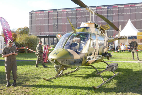 Bell OH-58B KIOWA 3C-OH mit 7,62 mm M-134 Gatling Maschinengewehr © Doppeladler.com