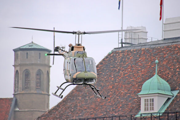 Bell OH-58B KIOWA '3C-OH' über dem Heldenplatz © Doppeladler.com