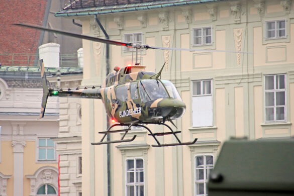 Bell OH-58B KIOWA '3C-OH' über dem Heldenplatz © Doppeladler.com