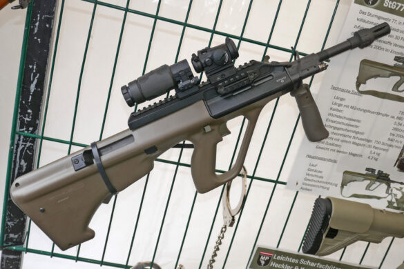 Sturmgewehr StG 77 A1 MP (Militärpolizei) mit Rotpunktvisier AIMPOINT Micro T1 und Vergrößerungsmodul AIMPOINT 3XMag-1 © Doppeladler.com