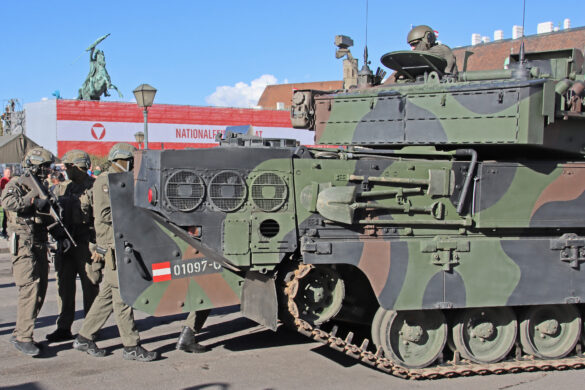 Am Heck des Ulan die neue Kampfraumkühlungsanlage und APU © Doppeladler.com
