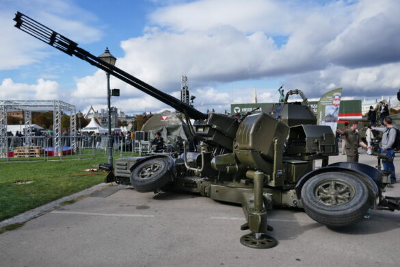 Die 35 mm Zwillingsfliegerabwehrkanone 85 (Oerlikon Contraves GDF-005) wird aufgerüstet © Doppeladler.com