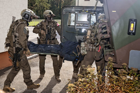 Cobra-Beamte laden Verletzte in Universalgeländefahrzeug BvS10 © Bundesheer