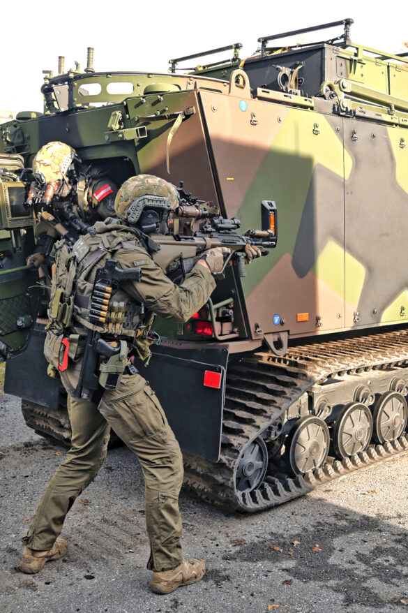 Einsatzkommando Cobra mit Universalgeländefahrzeug BvS10 © Bundesheer