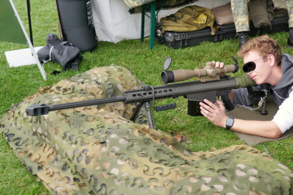 12,7 mm schweres Scharfschützengewehr Barrett 82A1M mit Kahles K624i Zielfernrohr © Doppeladler.com