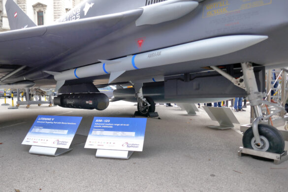 Eurofighter Typhoon Modell mit AIM-120D AMRAAM Lenkwaffe und Litening 5 IR-Ziel-/Aufklärungsbehälter. Soll beides kommen © Doppeladler.com