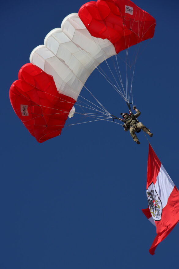 Fallschirmspringer des Jagdkommandos landen am Heldenplatz © Doppeladler.com