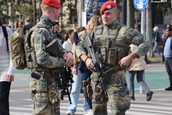 Aufgrund der bestehenden Terror-Warnstufe heuer besonders viele Wachen © Doppeladler.com