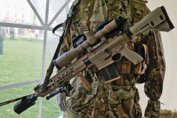 7,62 mm lSSG Heckler & Koch 417 P (Ö) mit Kahles Kahles K624i Optik und seitlich montieren Aimpoint für Nahdistanzen © Doppeladler.com