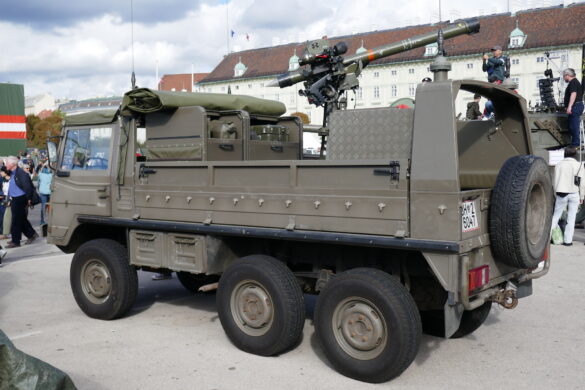 Pinzgauer 712 6x6 als Trägerfahrzeug für die leichte Fliegerabwehrlenkwaffe Mistral © Doppeladler.com