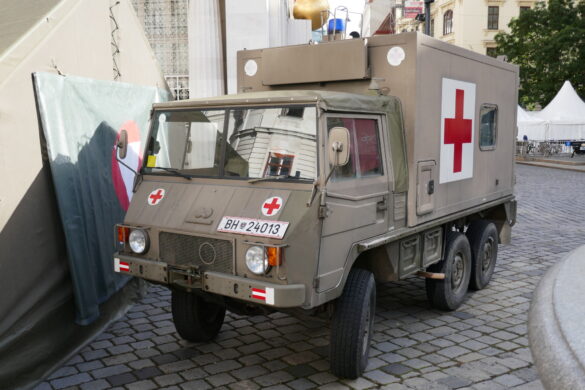 Sanitätsfahrzeug Pinzgauer 712M © Doppeladler.com