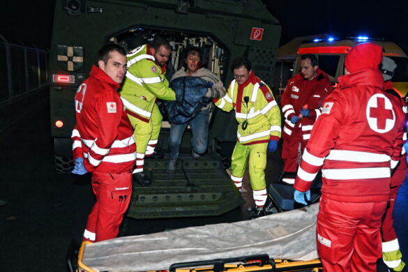 Übergabe von Verletzten an zivile Rettungsorganisationen © Bundesheer