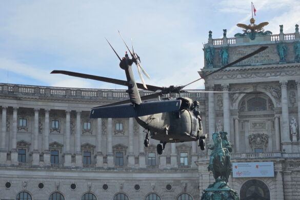 Sikorsky S-70A-42 Black Hawk 6M-BB © Doppeladler.com