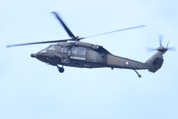 Sikorsky S-70A-42 Black Hawk 6M-BB © Doppeladler.com