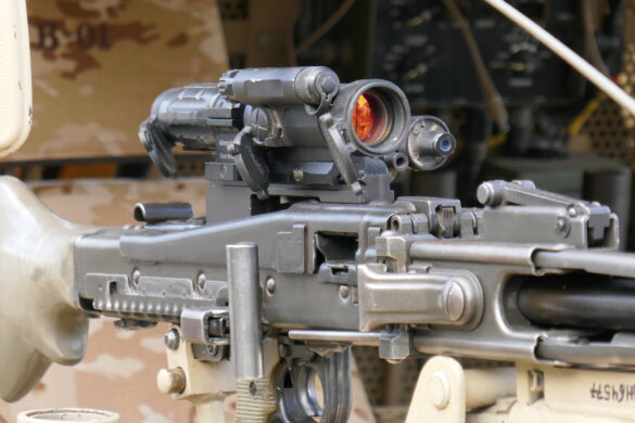 MG-74 mit Aimpoint Comp M4 Reflexvisier, einer 3-fach Vergrößerung Aimpoint 3XMAG und dem taktischen Laser-Licht-Modul am Beifahrersitz der Sandviper © Doppeladler.com