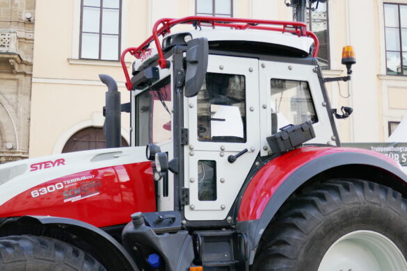 Splittergeschützter Traktor Steyr Terrus 6300 CVT © Doppeladler.com