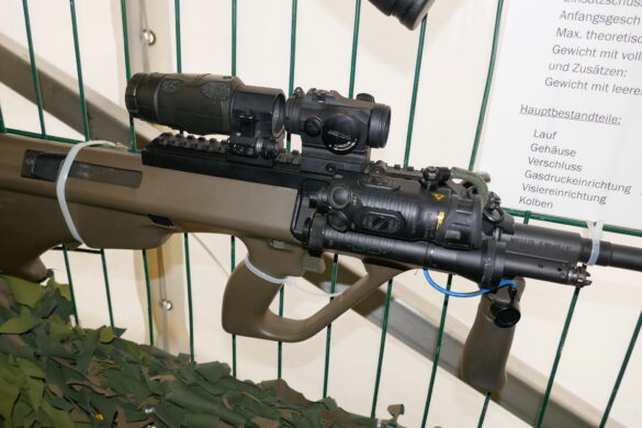 Sturmgewehr StG 77 A1 MP (Militärpolizei) mit Rotpunktvisier AIMPOINT Micro T1, Vergrößerungsmodul AIMPOINT 3XMag-1 und Laser-Licht-Modul VarioRay © Doppeladler.com