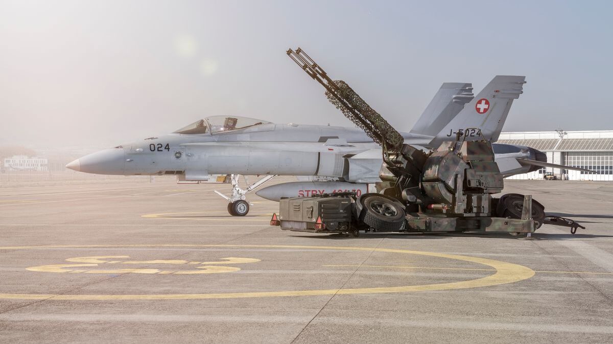 Die Schweiz setzte Abfangjäger F/A-18C Hornet und bodengestützter Luftverteidigung ein © VBS Archivbild