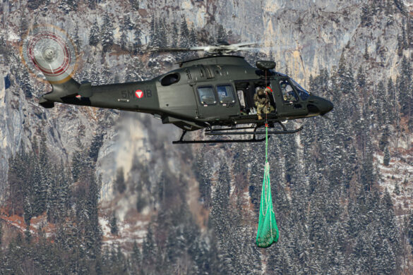 "Beifang" in Aigen: Leonardo AW-169B Lion 5M-IB trainiert mit der Winde © M. Weinberger