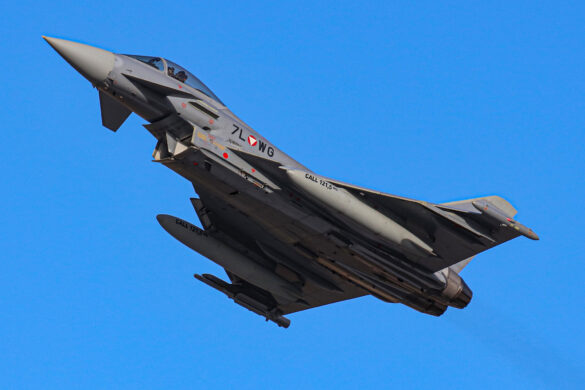 Eurofighter Typhoon 7L-WG mit zwei 1.000 Liter Außentanks für längere Patrouillenflüge © M. Weinberger