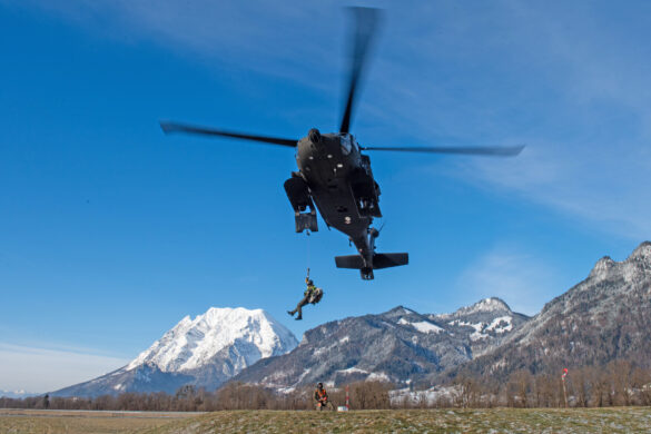 Black Hawk des ERTA-Notfallteams. Beachte den weggeklappten Einsinkschutz beim Windeneinsatz © Bundesheer